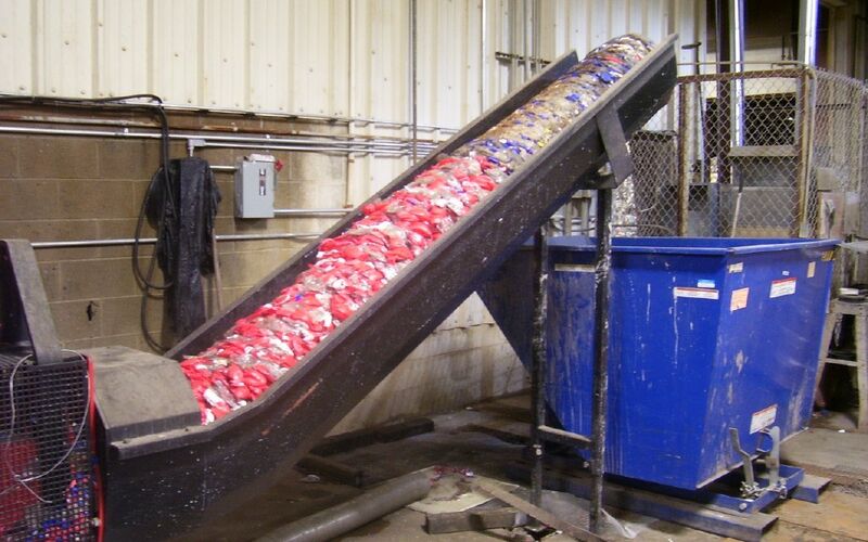 Komprimering af tomme konserves dåser