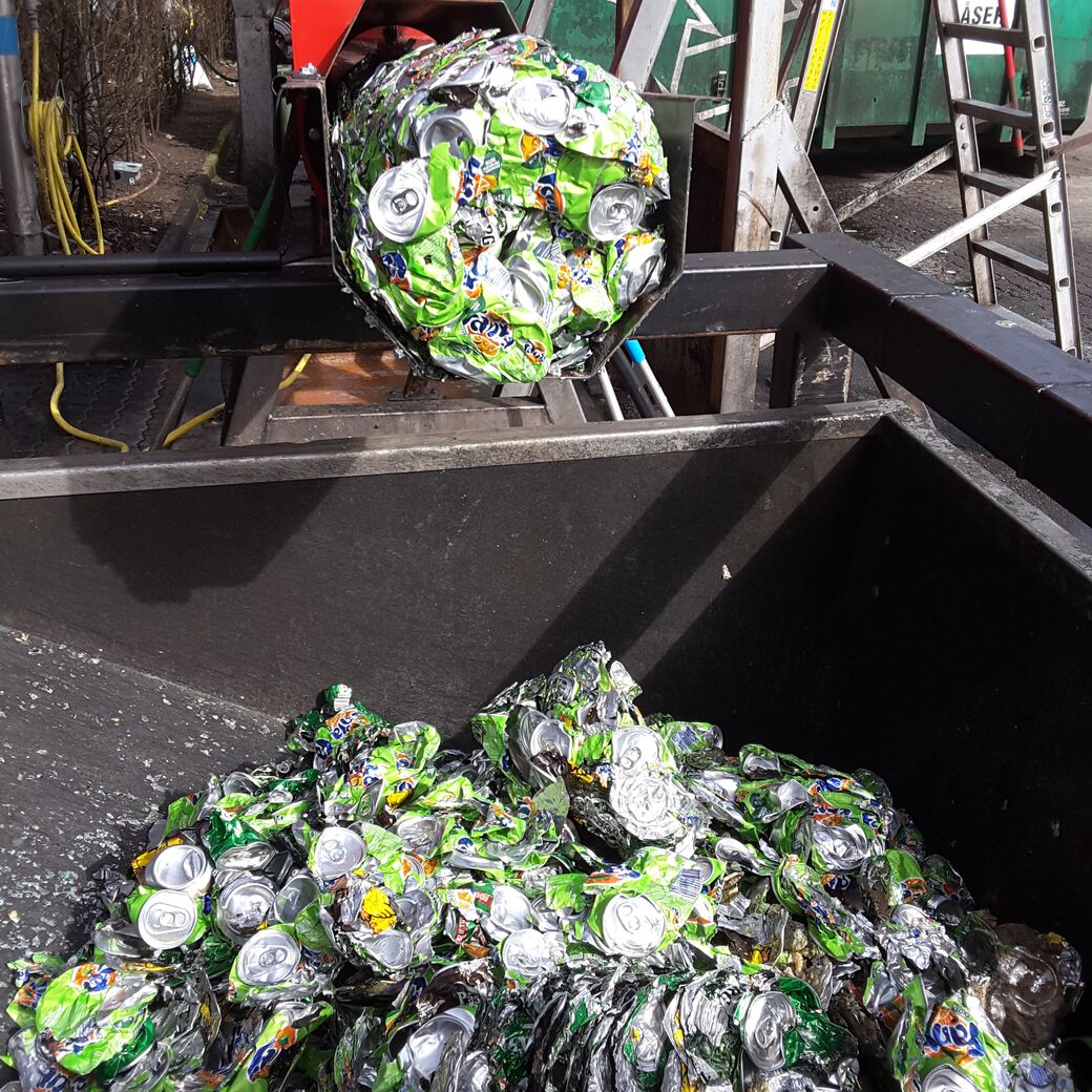 Carlsberg afvanding af alu dåser i sneglekomprimator 