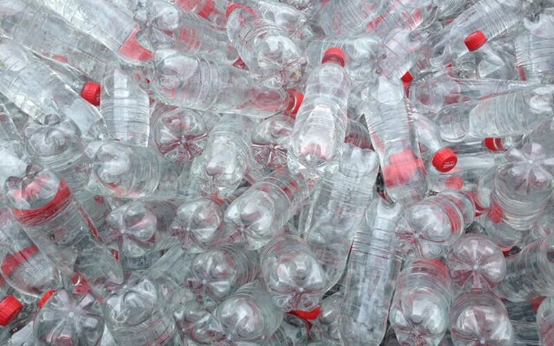 Komprimering af PET, genanvendelse af plast, komprimator, komprimatorer, plast genanvendelse, genanvende plastik, genanvendelse af plastik, affaldskomprimator, stationær komprimator, pet flasker genanvendelse, komprimering af affald, compacting, compacting machine, affaldskomprimatorer, plast komprimator, affaldskomprimering 