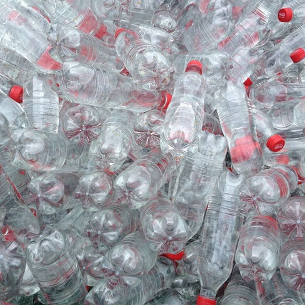 Komprimering af PET, genanvendelse af plast, komprimator, komprimatorer, plast genanvendelse, genanvende plastik, genanvendelse af plastik, affaldskomprimator, stationær komprimator, pet flasker genanvendelse, komprimering af affald, compacting, compacting machine, affaldskomprimatorer, plast komprimator, affaldskomprimering