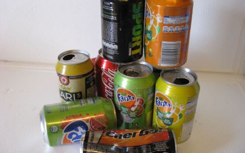 Komprimering af tomme alu dåser