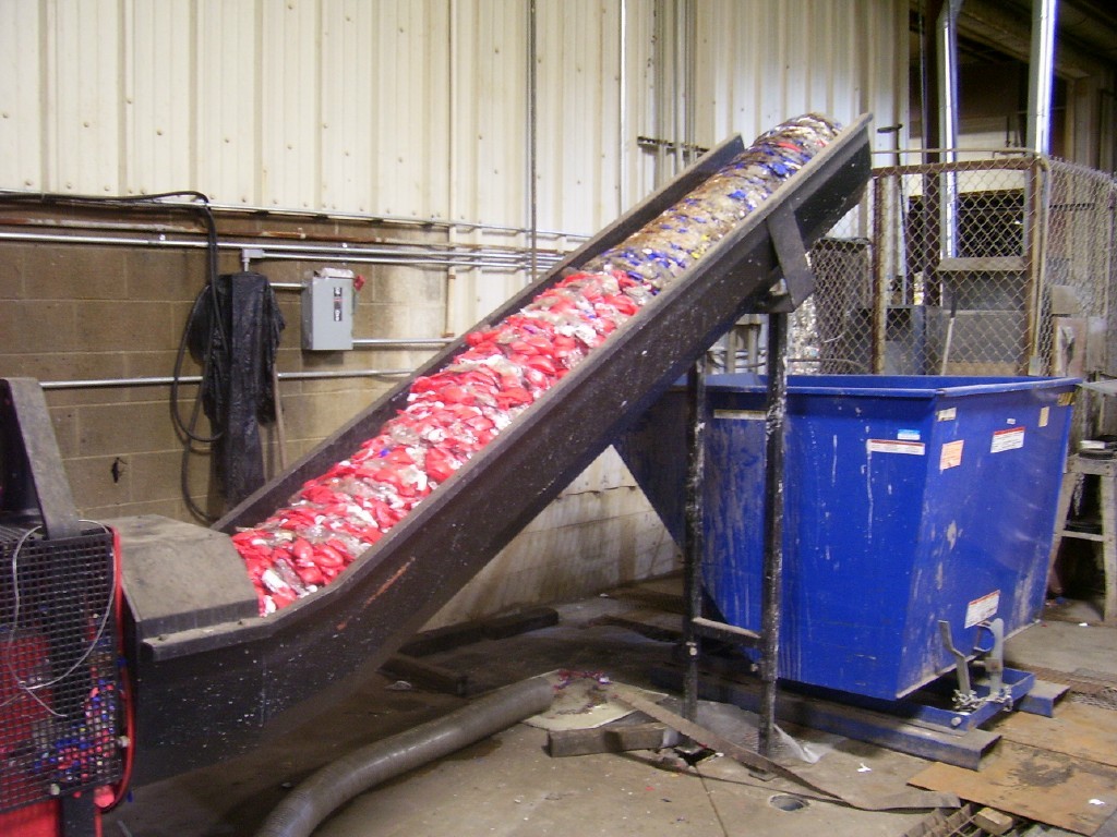 Komprimering af tomme konserves dåser