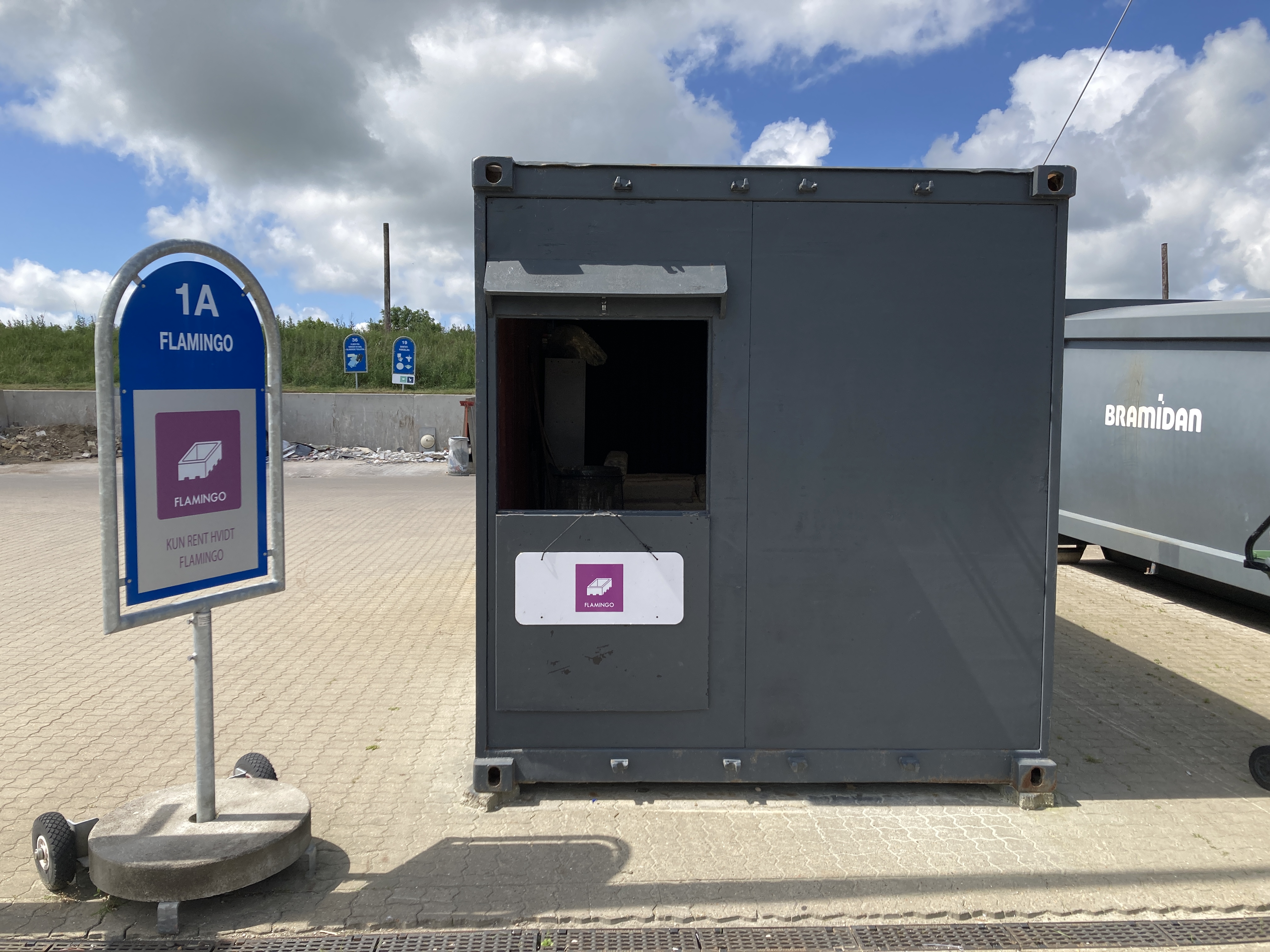 Flamingokomprimering i container på genbrugsplads