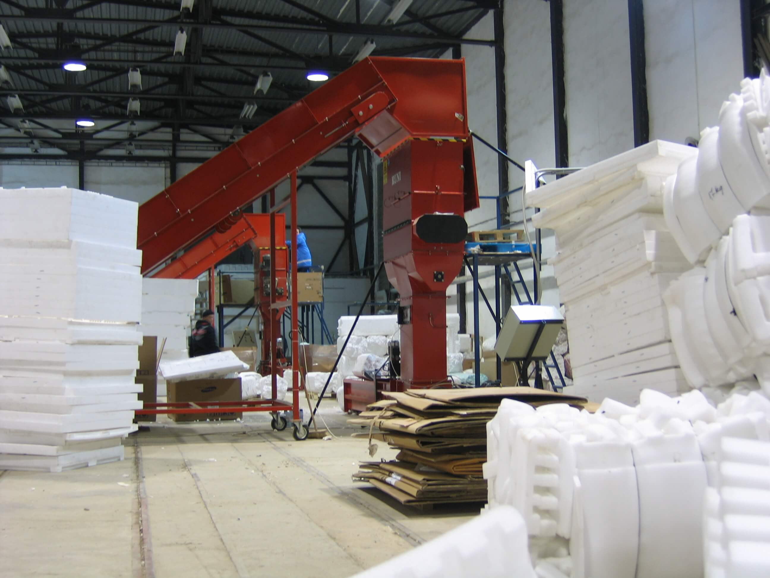Komprimering af EPP, foam compactor, foam compacting, heavy duty compactor, compacting, EPE, foam board recycling, komprimation, sneglekomprimator, komprimatiorer, compress machine 