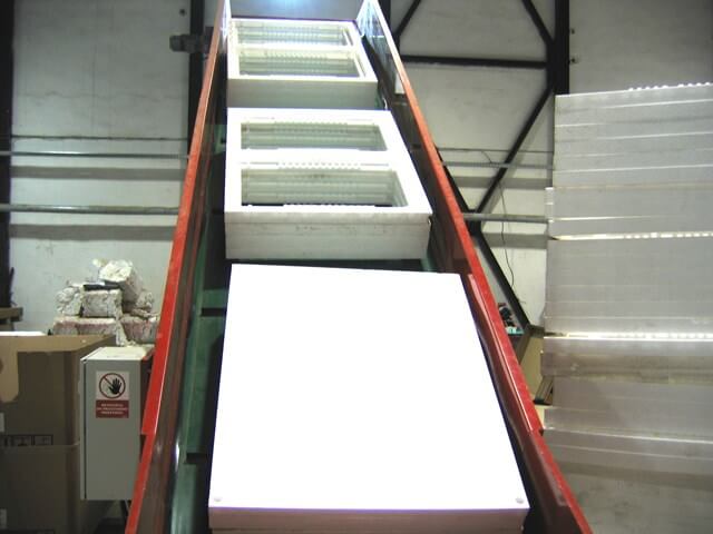 Komprimering af EPP, foam compactor, foam compacting, heavy duty compactor, compacting, EPE, foam board recycling, komprimation, sneglekomprimator, komprimatiorer, compress machine